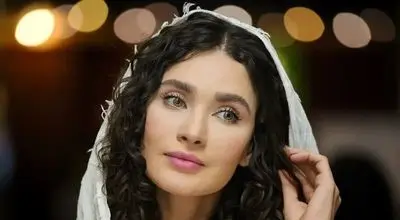 «ساناز سعیدی» با استایل آبی آسمانی و صندل‌های تابستانی در جشنواره+عکس
