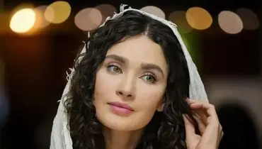 «ساناز سعیدی» با استایل آبی آسمانی و صندل‌های تابستانی در جشنواره+عکس
