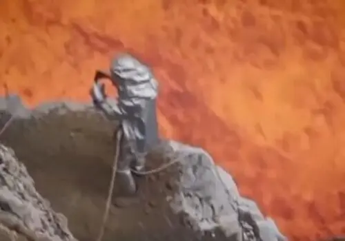 سلفی عجیب وسط زمین فوتبال!+ عکس