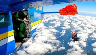 لحظه دلهره‌آور گیرافتادن یک چترباز به دم هواپیما/ویدیو 