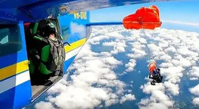 لحظه دلهره‌آور گیرافتادن یک چترباز به دم هواپیما/ویدیو 