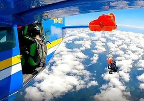 لحظه دلهره‌آور گیرافتادن یک چترباز به دم هواپیما/ویدیو 