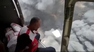 فیلم لحظه دلهره‌آور انفجار زیر بالگرد امداد، حین عملیات اطفاء حریق در بندر شهید رجایى

