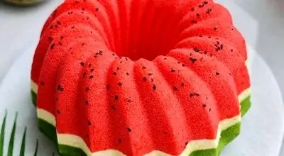 طرز تهیه کیک هندوانه‌ای شب یلدا بدون نیاز به فر

