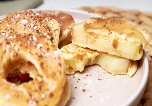 طرز تهیه دسر سیب و دارچین با بیسکوییت+ فیلم / روش پخت کیک سیب و دارچین طی ۱۵ دقیقه