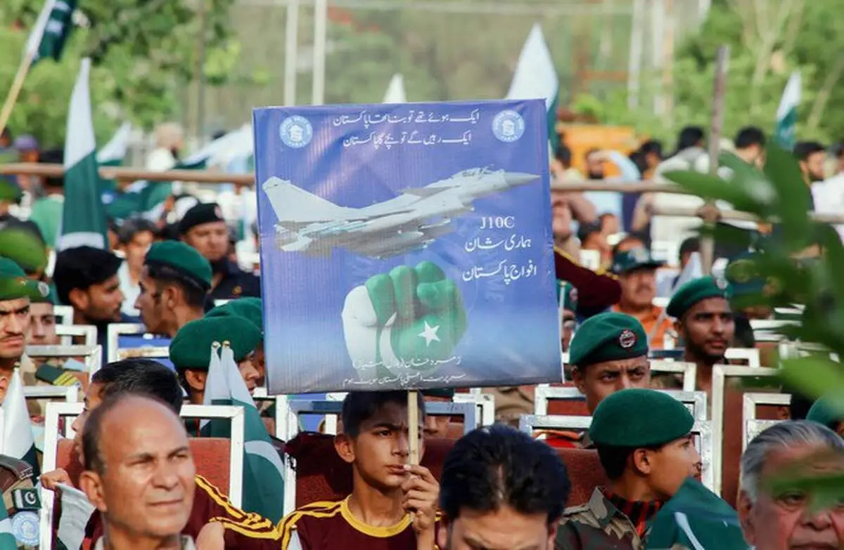 جنگنده چینی واقعیت در مقابل رویا


