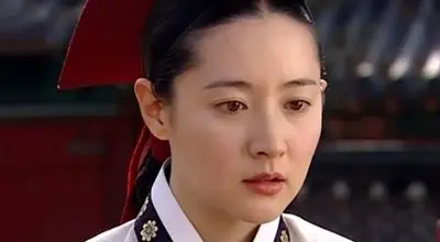 زیبایی یانگوم مشهور خارج از سریال و در لباس رسمی و مراسم مد لباس