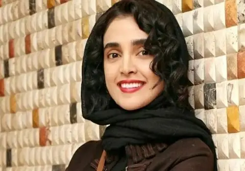 سلفی جنجالی الهه حصاری با هودی سفید و جذابش در اتاق خواب