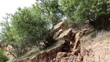 لحظه هولناک رانش زمین در جاده خوزستان +فیلم