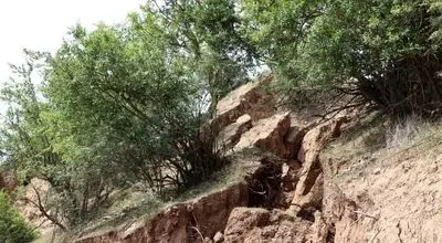 لحظه هولناک رانش زمین در جاده خوزستان +فیلم