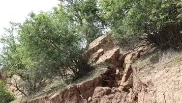 لحظه هولناک رانش زمین در جاده خوزستان +فیلم