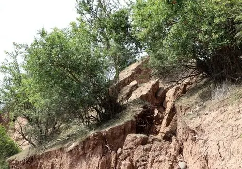 لحظه هولناک رانش زمین در جاده خوزستان +فیلم