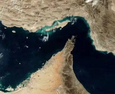 دریادار  فتاحی: نیروی دریایی آمریکا اگر جرئت دارد به جاسک و تنگه هرمز نزدیک شود