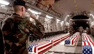 لحظه بازگشت اولین گروه تابوت های نظامیان آمریکایی + فیلم
