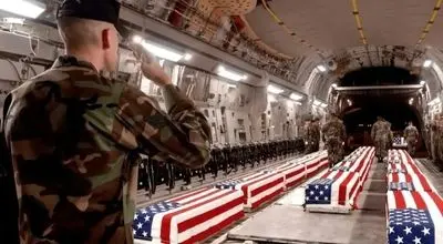 لحظه بازگشت اولین گروه تابوت های نظامیان آمریکایی + فیلم
