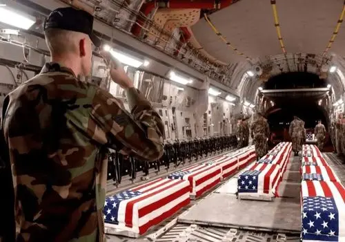 لحظه بازگشت اولین گروه تابوت های نظامیان آمریکایی + فیلم
