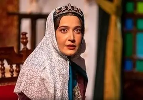ژست سیمین سریال شکارگاه در کنار رفیق بازیگرش