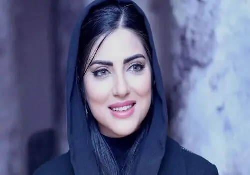 ژست شیطنت‌آمیز خانم بازیگر تلویزیون در جشنواره/عکس