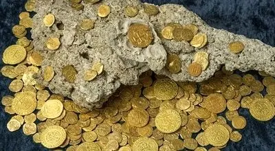 کشف گنجینه سکه‌های نقره و طلا بعد از 300 سال از  دل ساحل گنج + عکس
