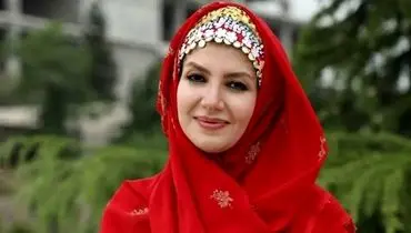 قابی از خاله شادونه «ملیکا زارعی» با عکسی از حرم امام علی (ع)