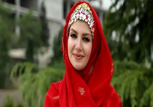 قابی از خاله شادونه «ملیکا زارعی» با عکسی از حرم امام علی (ع)