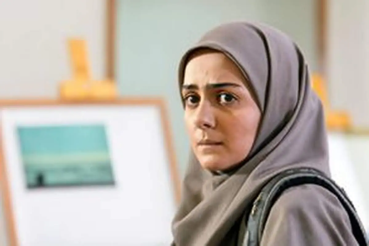 بیتا سحرخیز عصا به دست لب دریا