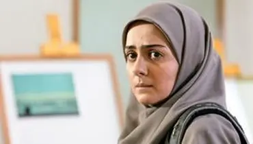 بیتا سحرخیز عصا به دست لب دریا