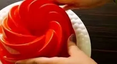 چگونه ژله را از ظرف شیشه ای جدا کنیم؟ 
