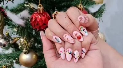 جدیدترین ایده‌های طراحی ناخن برای کریسمس ۲۰۲۶ + عکس