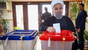 شوخی حسن روحانی با ۲ جوان در شعبه اخذ رأی