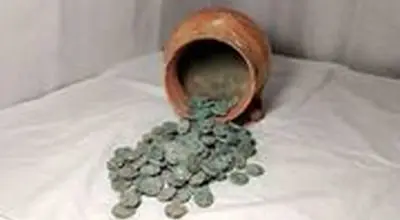  سکه‌های ۲۰۰۰ سالۀ «کوشانی» از دل یک زمین کشاورزی بیرون آمد +عکس
