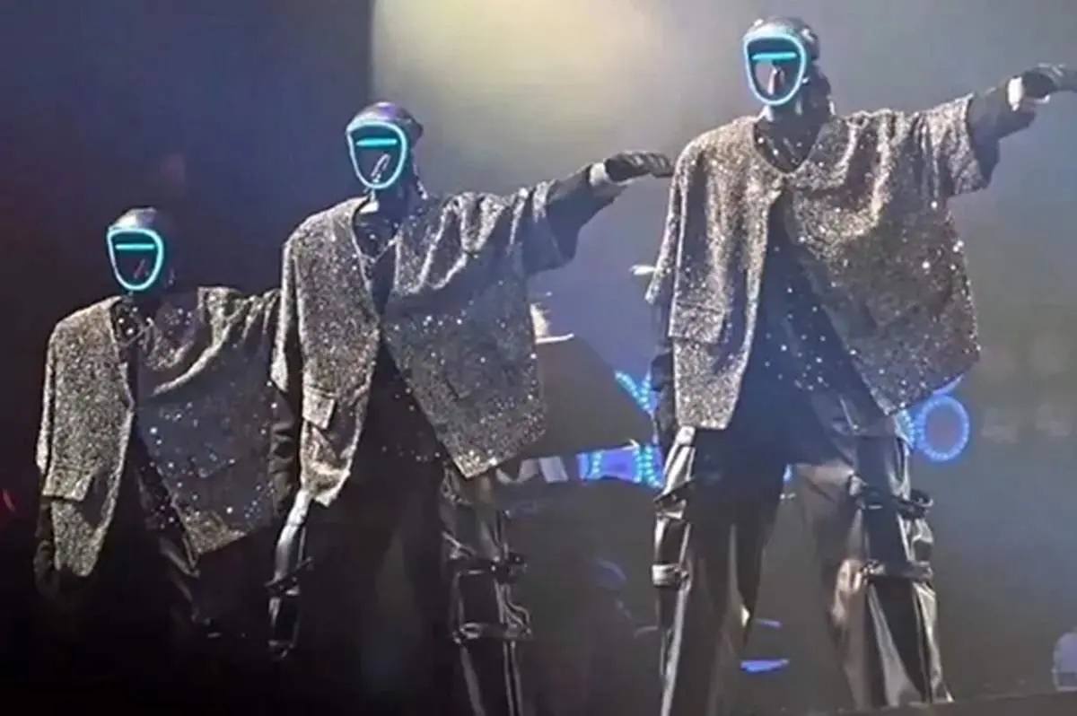 کنسرتی متفاوت؛ ربات‌ها به جای رقصنده‌ها روی صحنه آمدند + فیلم