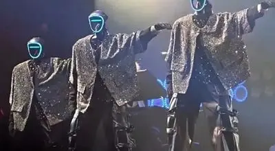 کنسرتی متفاوت؛ ربات‌ها به جای رقصنده‌ها روی صحنه آمدند + فیلم