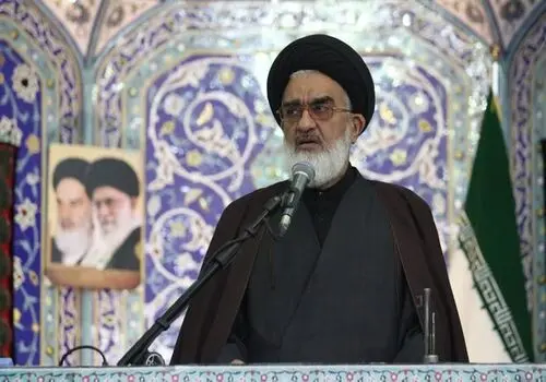 رهبر انقلاب بر پیکرهای شهدای خدمت نماز می‌خوانند
