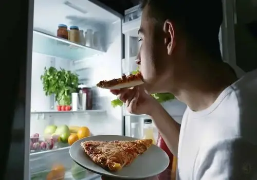 علت سردرد بعد از خوردن انار چیست؟
