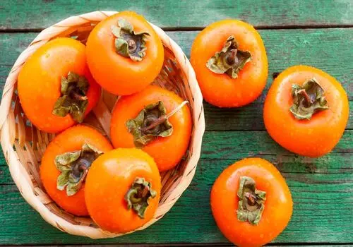 خوردن خرمالو مساوی است با انسداد روده؟
