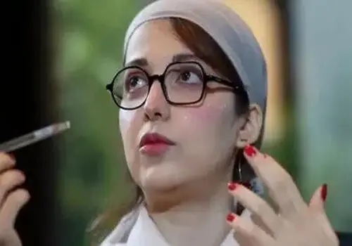 ترکیب عجیب توربان و کتونی؛ روشنک گرامی در اکران "من می‌ترسم" چه پوشیده بود؟
