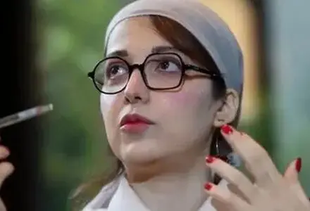 ترکیب عجیب توربان و کتونی؛ روشنک گرامی در اکران "من می‌ترسم" چه پوشیده بود؟