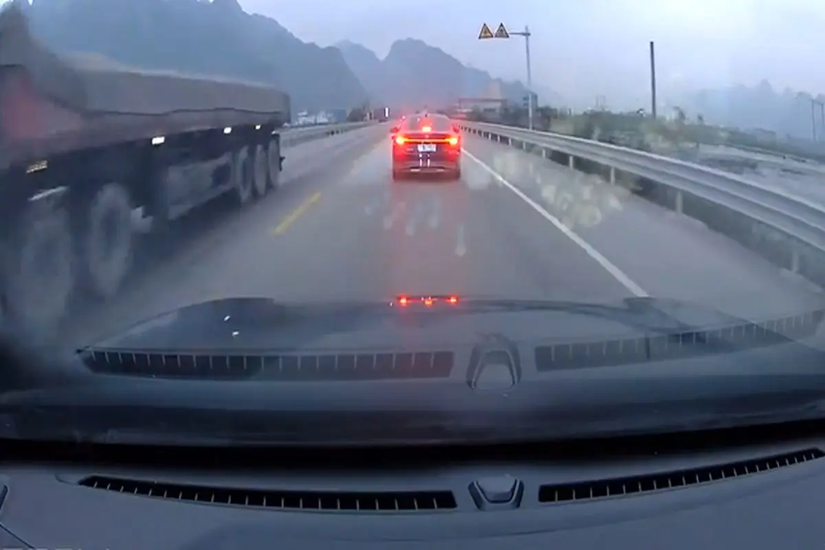 تصادف وحشتناک خودرو با لاستیک سرگردان کامیون+ فیلم