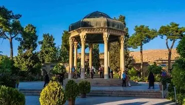 فردی که مقبره حافظ شیرازی را سه بار ویران کرد + فیلم