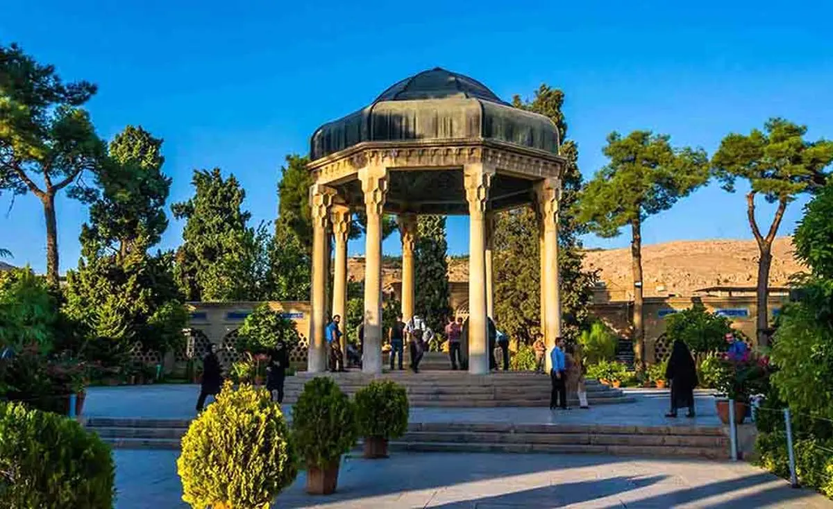 فردی که مقبره حافظ شیرازی را سه بار ویران کرد + فیلم