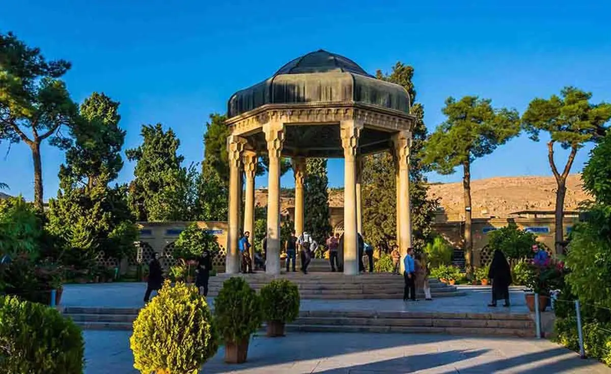 فردی که مقبره حافظ شیرازی را سه بار ویران کرد + فیلم