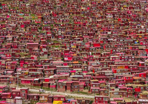چرا بزرگترین شهر بودایی های جهان قرمز است+ فیلم
