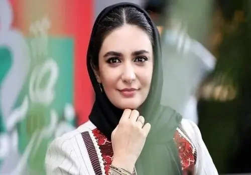  لیندا کیانی با صورتی سفید و صفحه ای سیاه