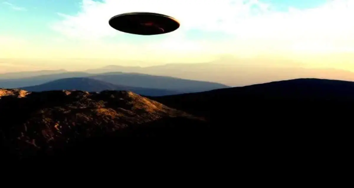 برخورد عجیب در فضا؛ بشقاب پرنده مانع بازگشت شاتل ناسا شد!