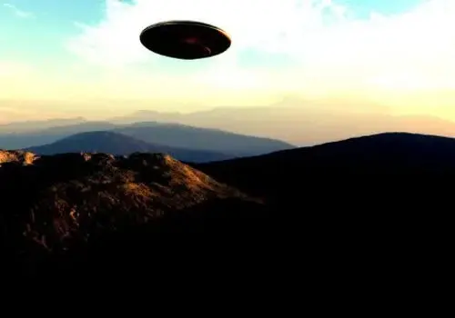 برخورد عجیب در فضا؛ بشقاب پرنده مانع بازگشت شاتل ناسا شد!