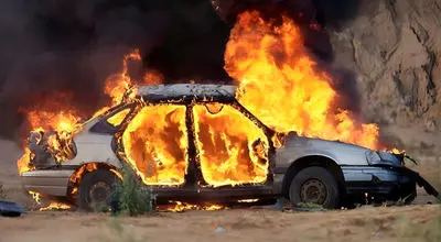 آتش‌سوزی خودرو در اتوبان قم به تهران + فیلم حادثه
