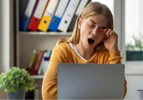 رابطه کم‌خوابی و چاقی؛ چرا خواب ناکافی باعث اضافه‌وزن می‌شود؟