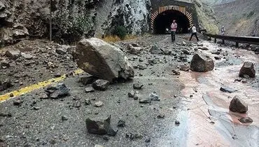 احتمال ریزش سنگ از کوه در جاده‌ های هراز و چالوس
