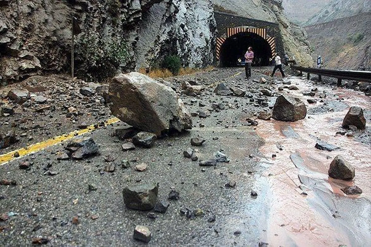 احتمال ریزش سنگ از کوه در جاده‌ های هراز و چالوس
